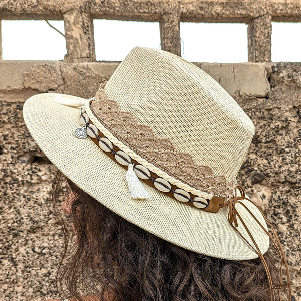 Sombrero Panama "Ocean Breeze" con conchas, encaje y borlas beige – Personalizado en Canarias