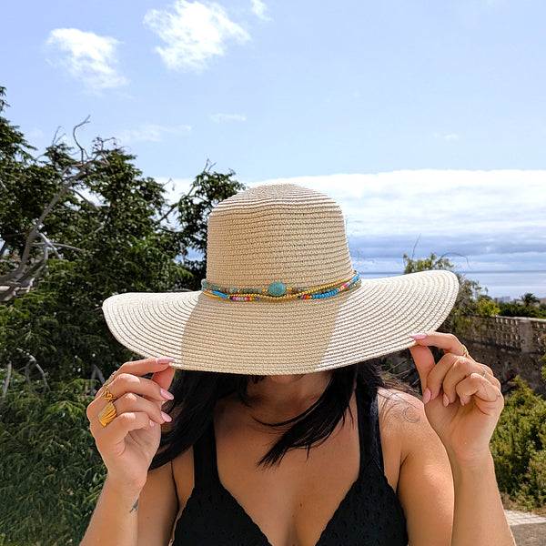 🌿 Sombrero “Isla Bonita” – con cuentas de colores y piedra natural