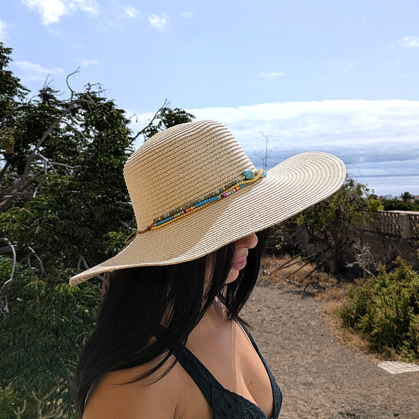 🌿 Sombrero “Isla Bonita” – con cuentas de colores y piedra natural