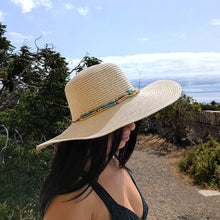 🌿 Sombrero “Isla Bonita” – con cuentas de colores y piedra natural