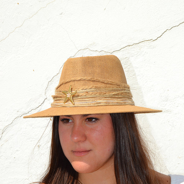 Sombrero Panama "Golden Tide" beige con estrella de mar dorada y cintas rústicas – Estilo boho chic personalizado en Canarias – Ideal para verano y eventos