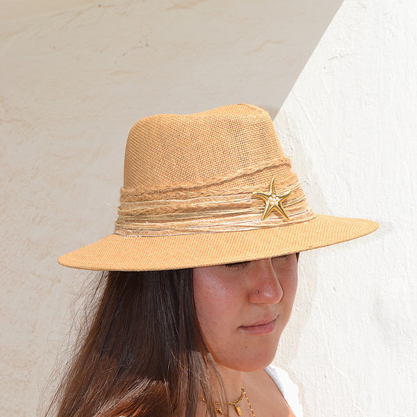 Sombrero Panama "Golden Tide" beige con estrella de mar dorada y cintas rústicas – Estilo boho chic personalizado en Canarias – Ideal para verano y eventos