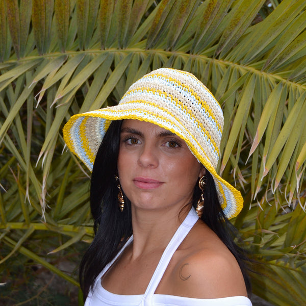 Sombrero Bucket "Isora", en tonos beige, azul y mostaza, personalizado en Canarias para días de sol